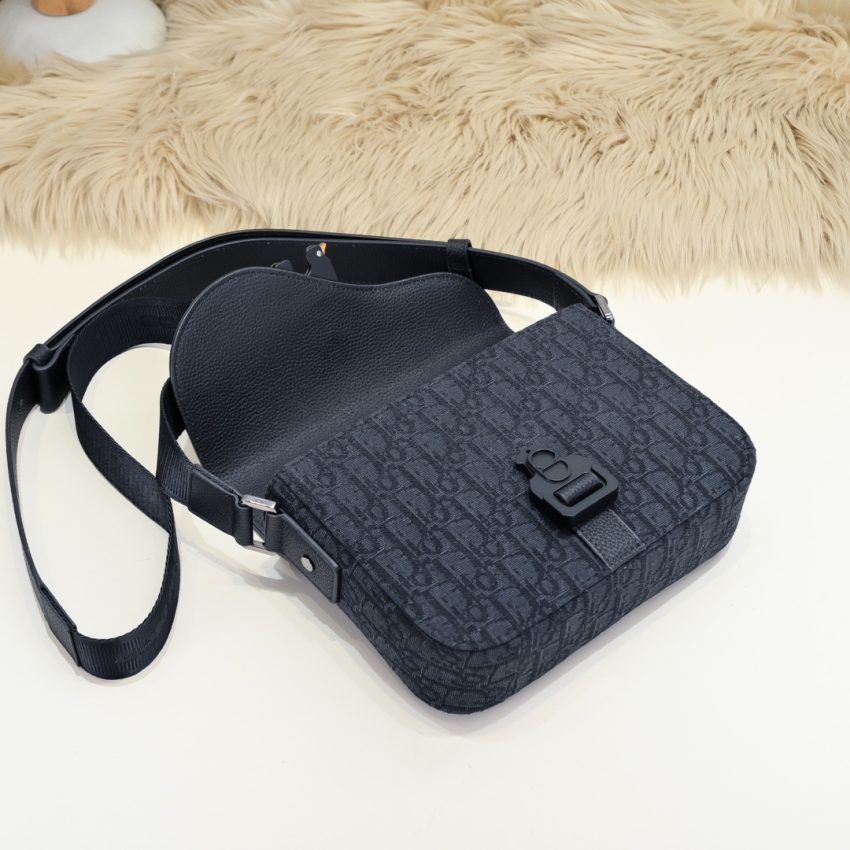 dior-saddle-messenger-bag-oblique-black-gallery-6