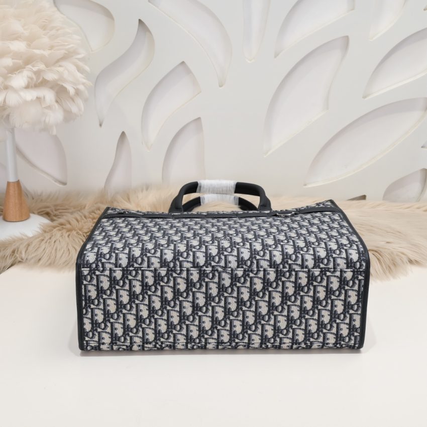 dior-safari-shopping-tote-large-gallery-1