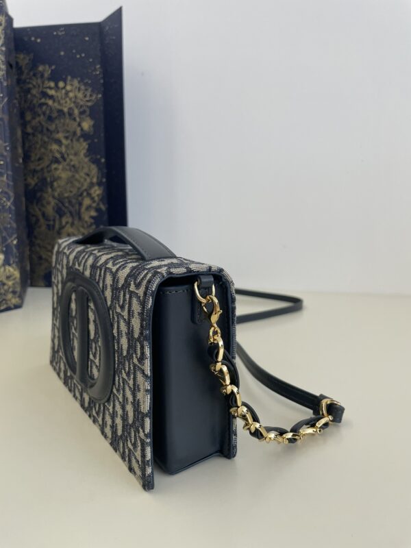 dior-signature-cd-square-gallery-1