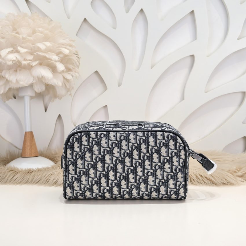dior-tioletry-bag-gallery-1