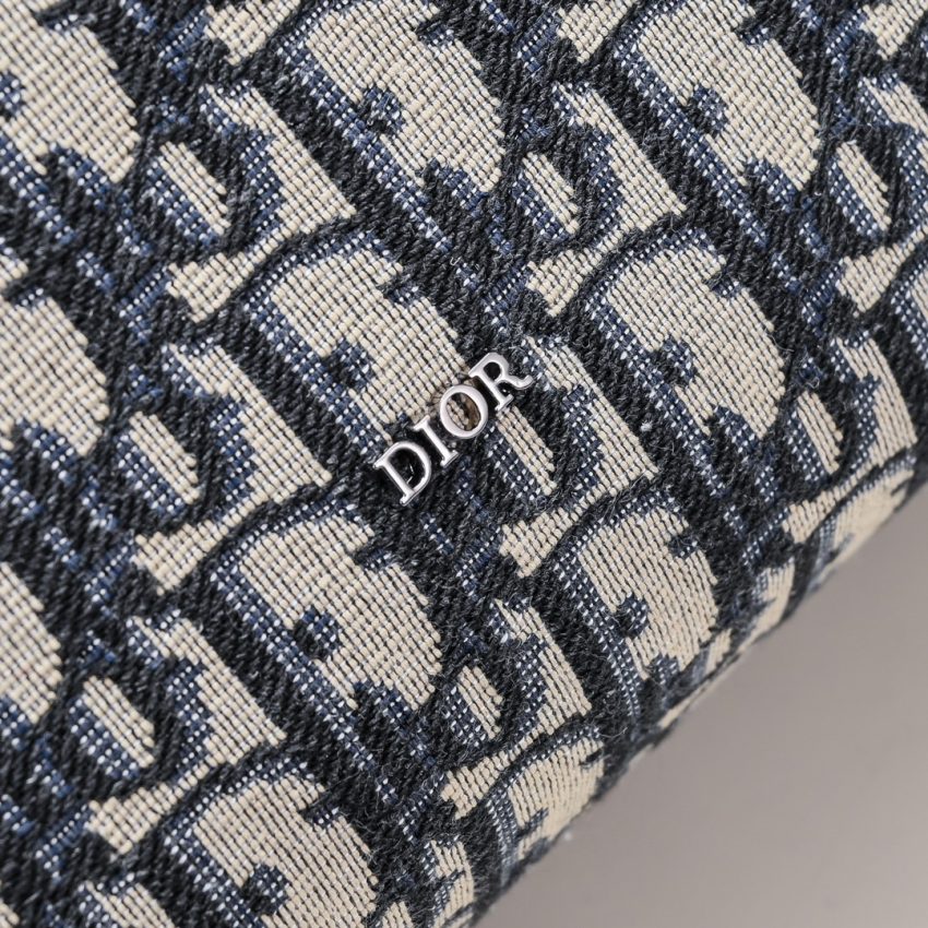 dior-tioletry-bag-gallery-2
