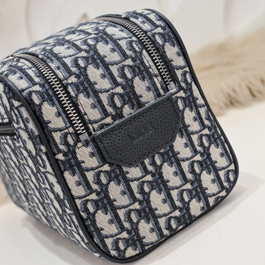 dior-tioletry-bag-gallery-3