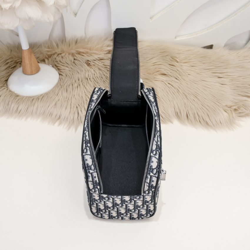 dior-tioletry-bag-gallery-4
