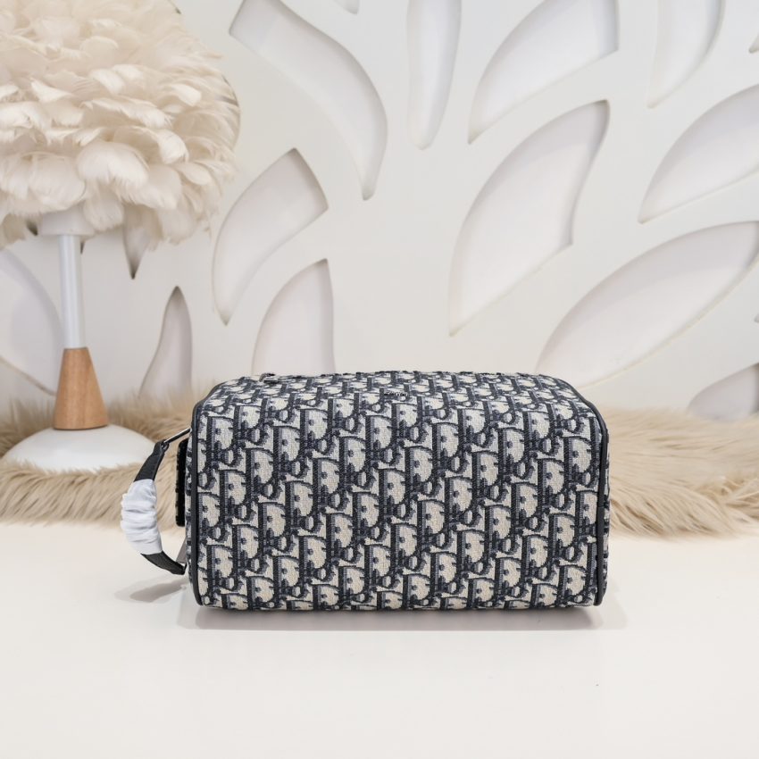 dior-tioletry-bag-gallery-5