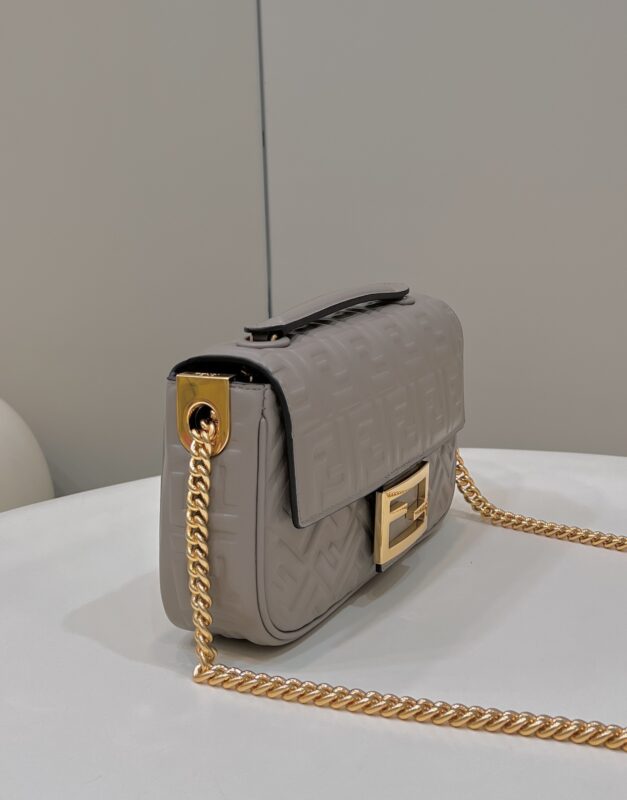 fendi-baguette-sliding-chain-beige-gallery-2