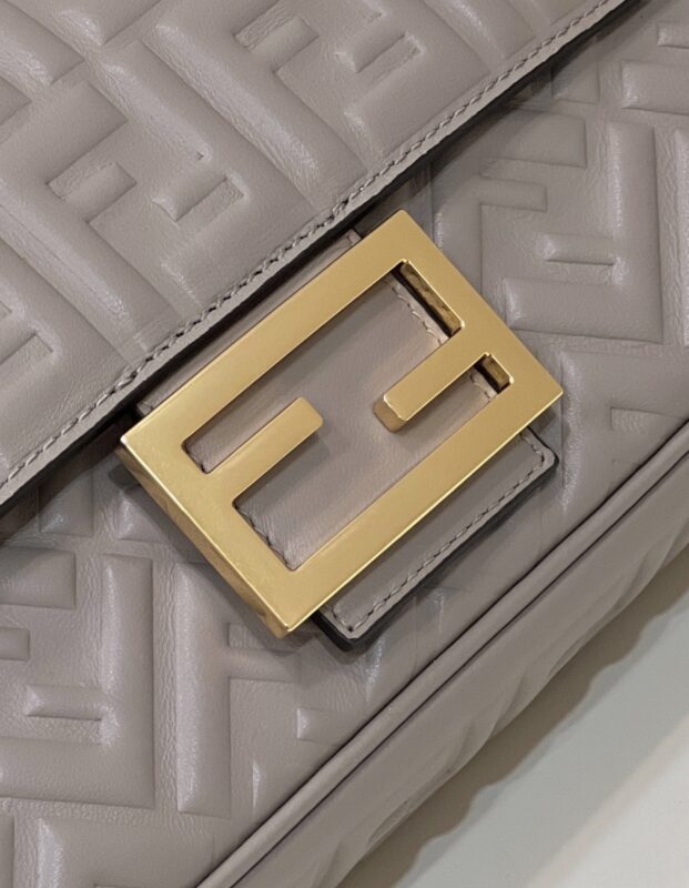 fendi-baguette-sliding-chain-beige-gallery-3
