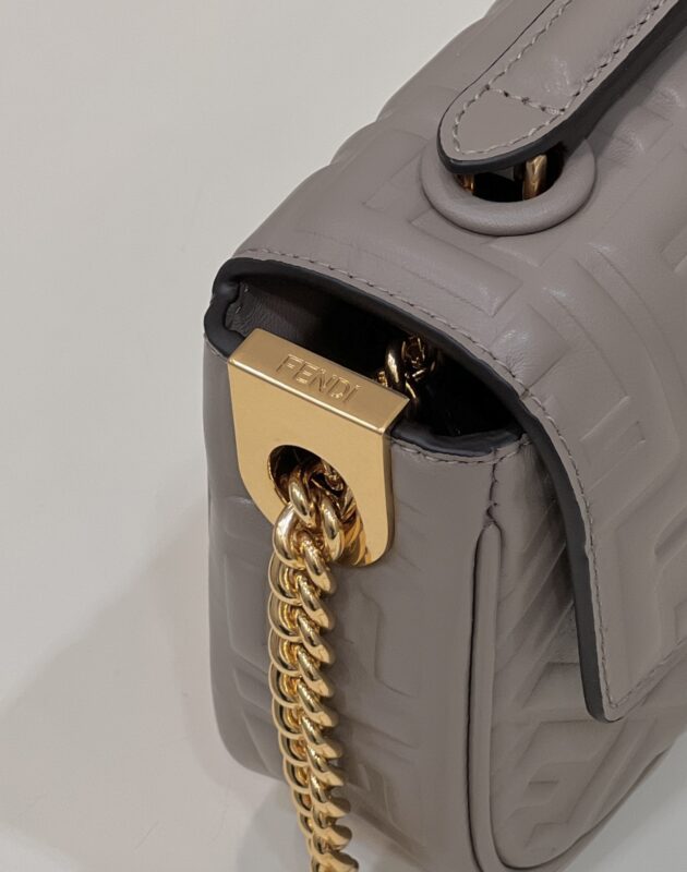 fendi-baguette-sliding-chain-beige-gallery-4