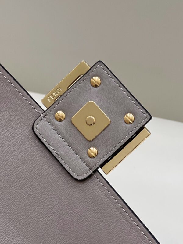 fendi-baguette-sliding-chain-beige-gallery-5