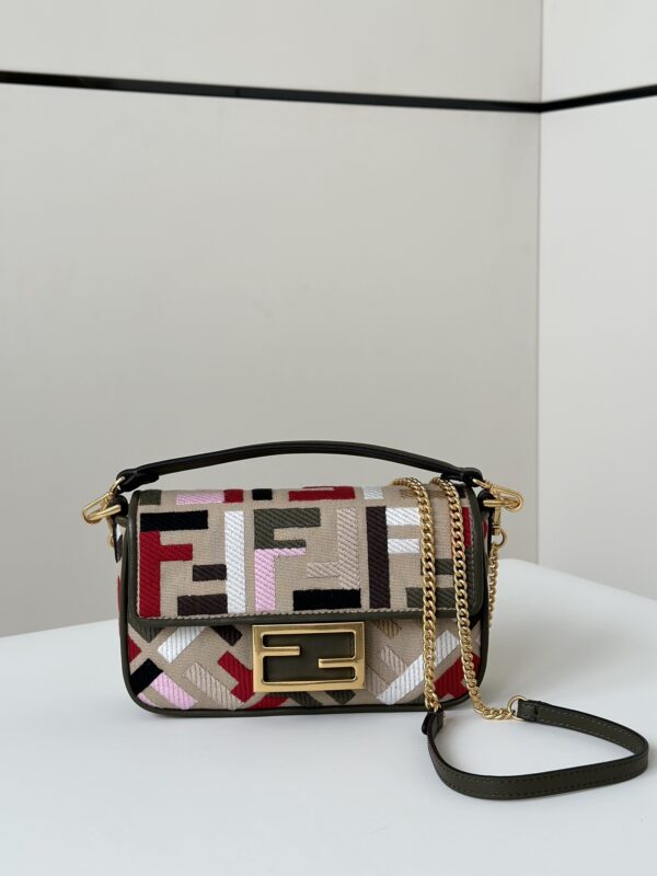 fendi-baguette-small-beige-gallery-1