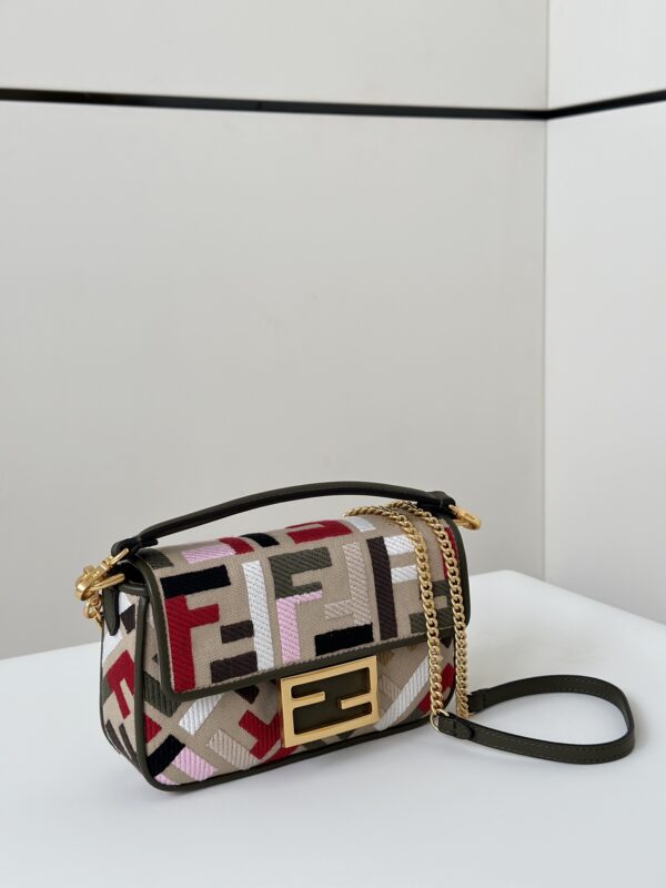 fendi-baguette-small-beige-gallery-2