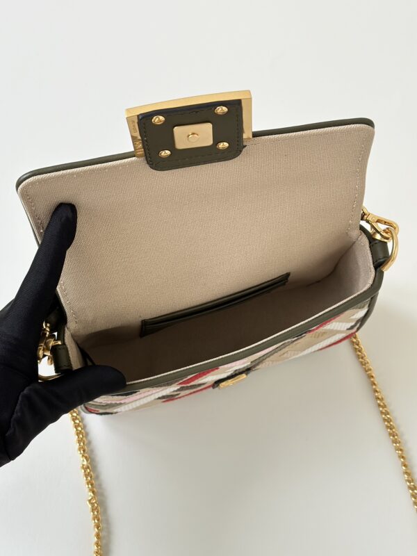 fendi-baguette-small-beige-gallery-8