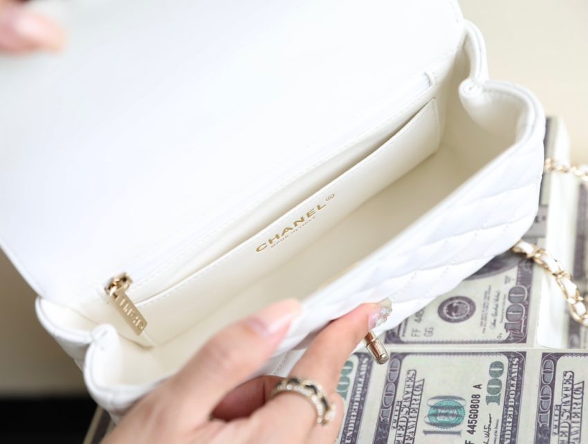 g1-22 CHANEL CF 20 cm Handle White - fake chanel flap handle white detail 1
