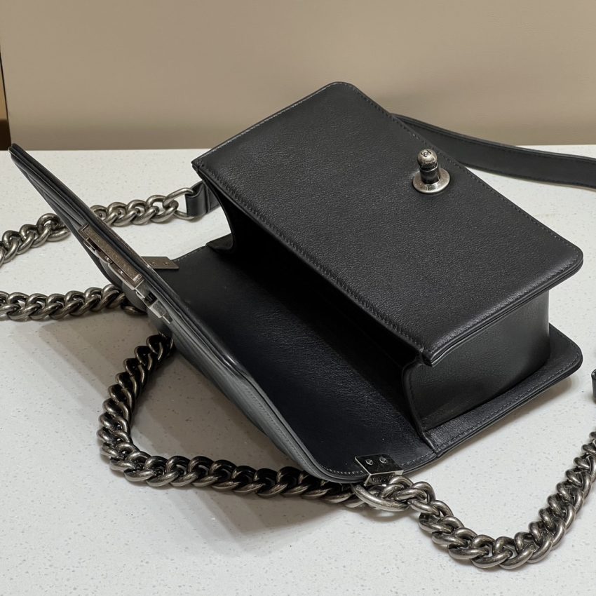 g1-9 CHANEL Le Boy V Black - Silver - chanel boy v pattern replica detail 1