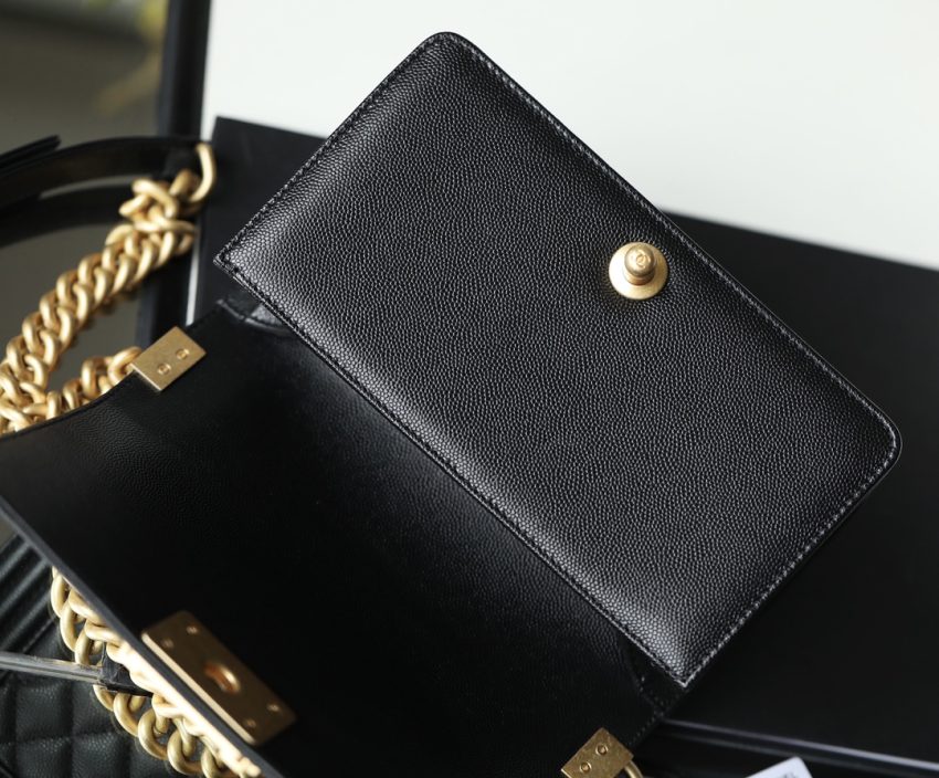 g3-5 CHANEL Le Boy Black - chanel boy bag black dupe detail 3
