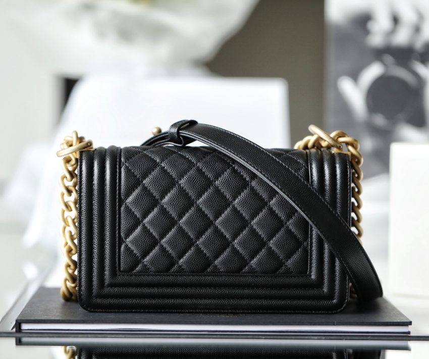 g7-4 CHANEL Le Boy Black - chanel boy bag black dupe detail 7