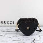 gucci-interlocking-g-mini-heart-black-gallery-1