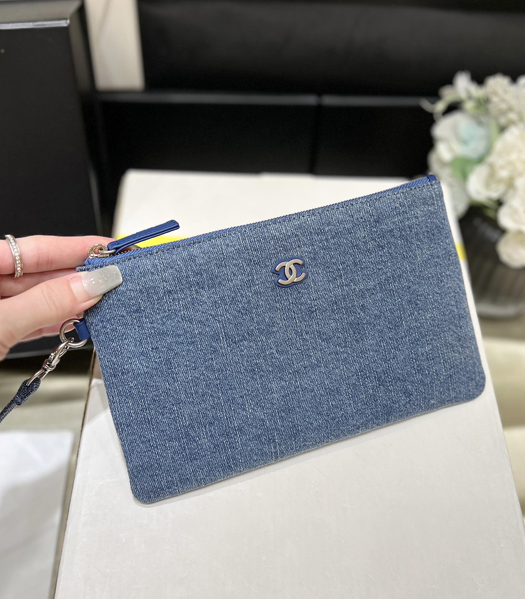 img_f1a04ada_20240505_i1714878647_8051_4.jpg CHANEL 22 Medium Handbag Denim - chanel 22 replica detail 3