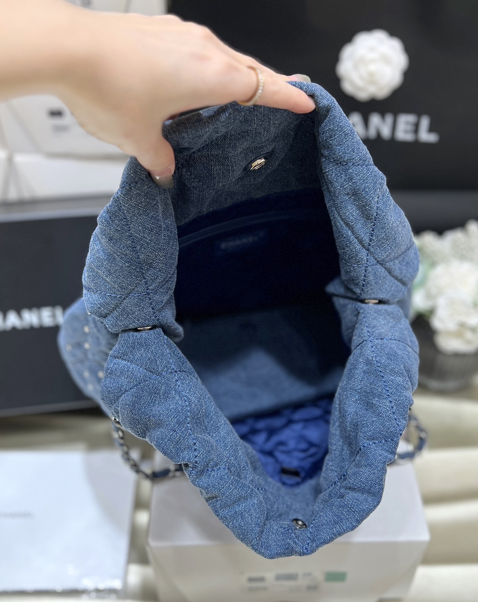 img_f1a04ada_20240505_i1714878647_9509_1.jpg CHANEL 22 Medium Handbag Denim - chanel 22 replica detail 6