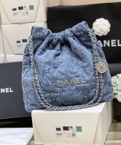 Petit sac à main CHANEL 22 en jean