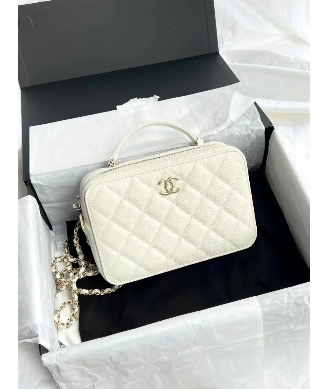 item-3bb2dd2a-9709-4a2b-a3f5-7e6927f8f17d.jpg CHANEL 22 Camera Bag White - chanel camera bag white dupe front view
