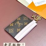 louis-vuitton-card-holder-gallery-1