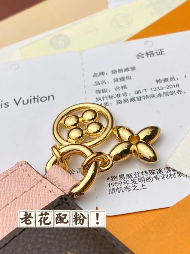 louis-vuitton-card-holder-gallery-4