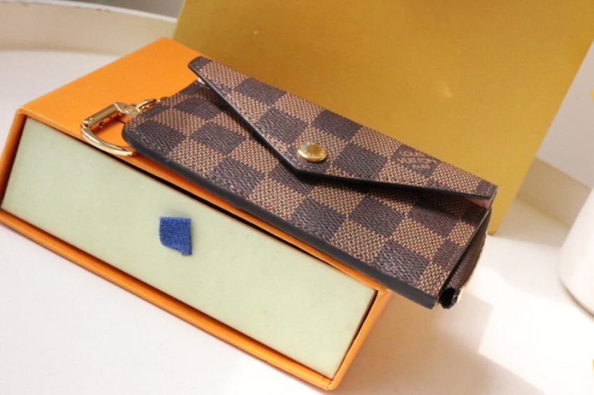 louis-vuitton-card-holder-recto-verso-grid-brown-gallery-4