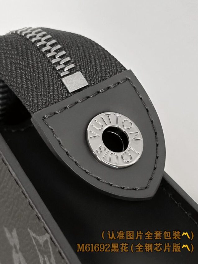 louis-vuitton-pochette-voyage-black-gallery-1