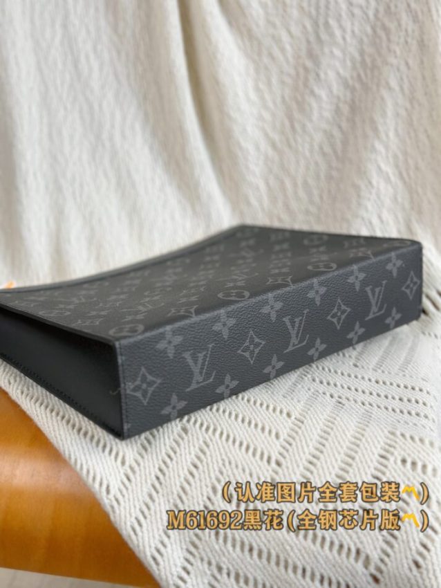 louis-vuitton-pochette-voyage-black-gallery-2