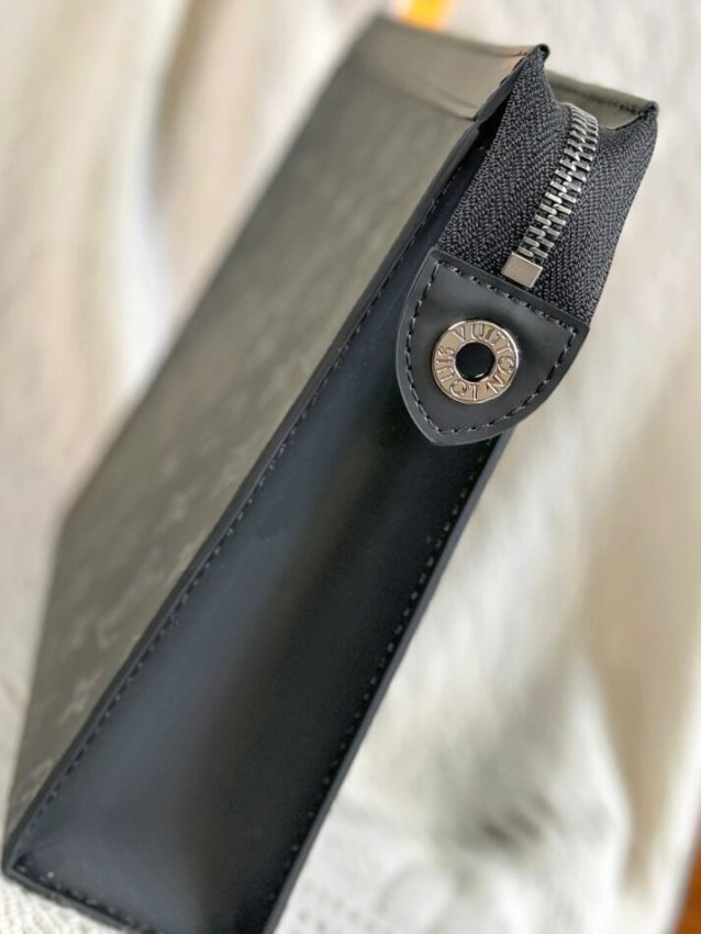 louis-vuitton-pochette-voyage-black-gallery-3