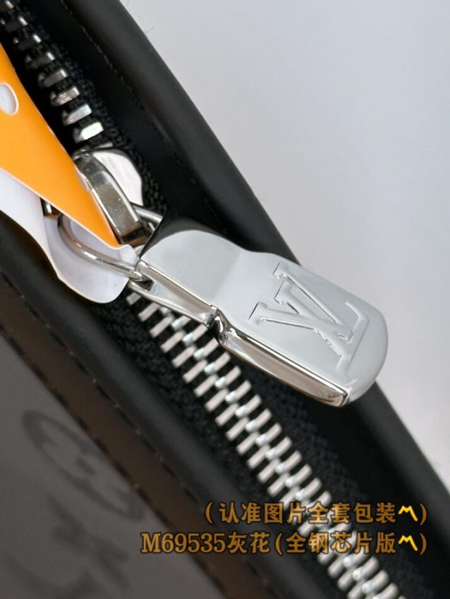 louis-vuitton-pochette-voyage-grey-gallery-4