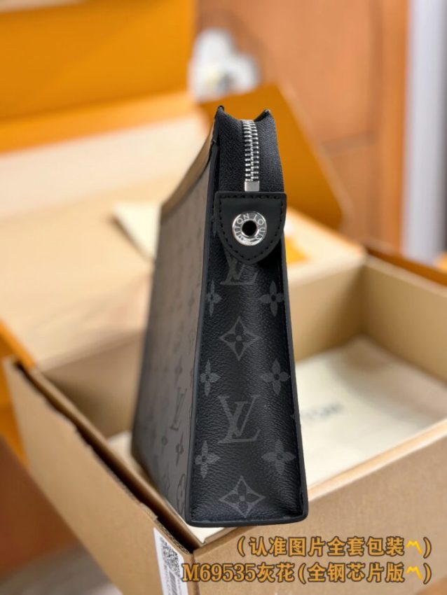 louis-vuitton-pochette-voyage-grey-gallery-7