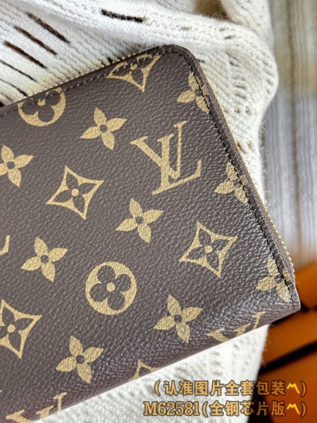louis-vuitton-zippy-wallet-gallery-1