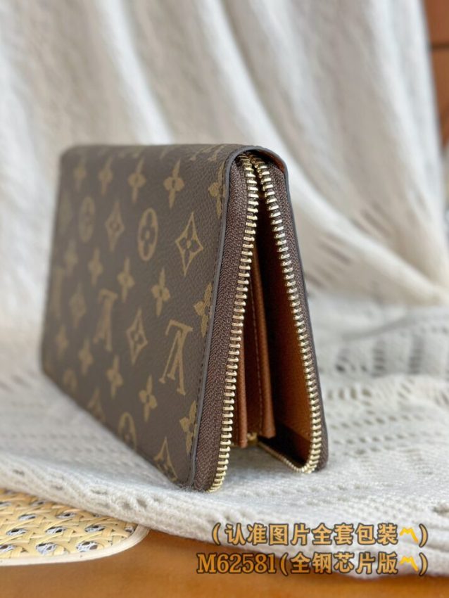 louis-vuitton-zippy-wallet-gallery-3