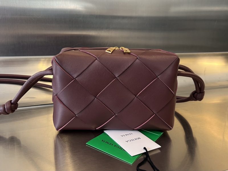 Bottega Veneta Cassette Camera Bag Mahogany - View 2 | Intrecciato Detail