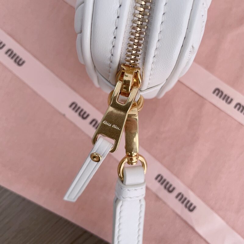 miu-miu-clutch-white-gallery-4