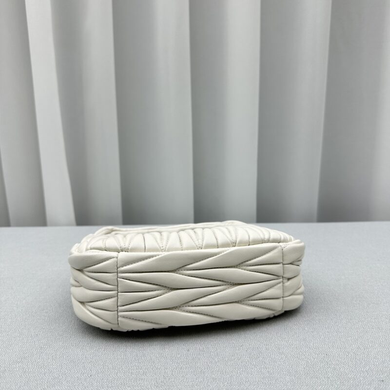miu-miu-wander-white-gallery-5
