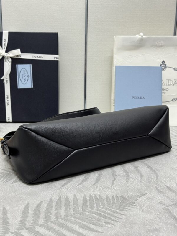 Prada-Prada-Aimee-Duża-Czarna-Galeria-4