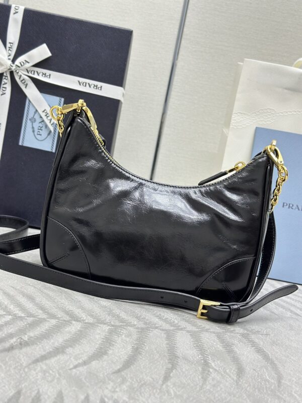 prada-re-edition-2002-2-gallery-2