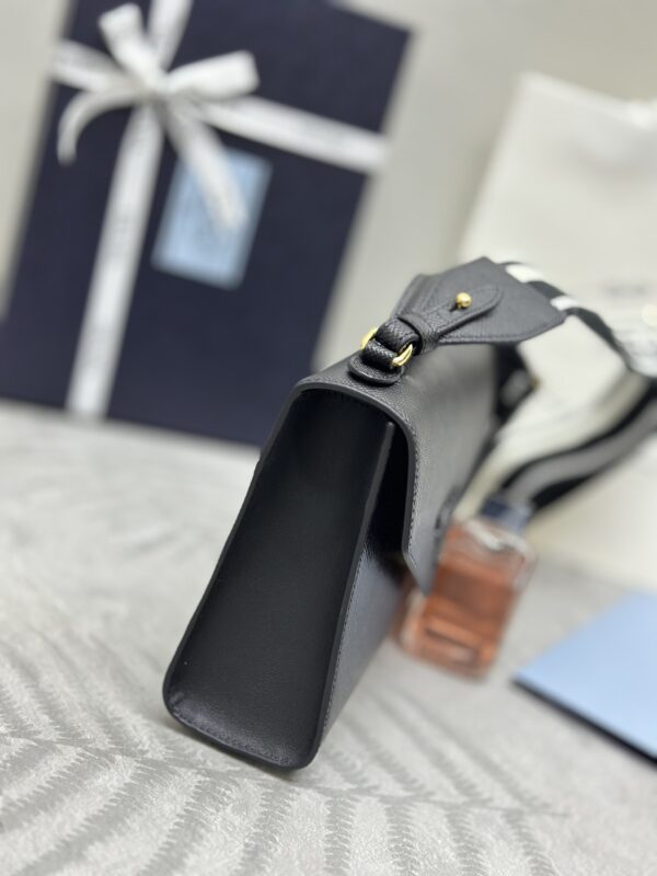 prada-saffiano-black-envelope-gallery-4