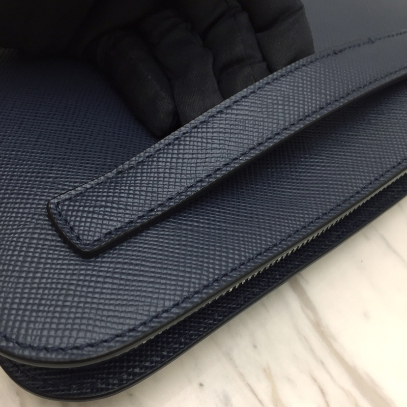 prada-saffiano-new-pouch-gallery-3