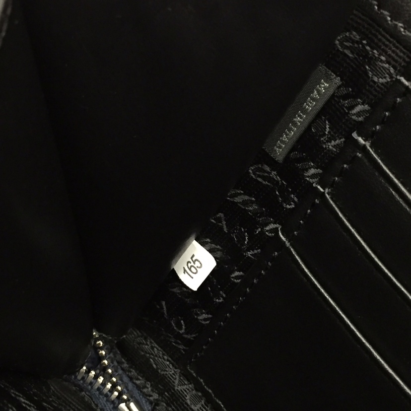 prada-saffiano-new-pouch-gallery-7