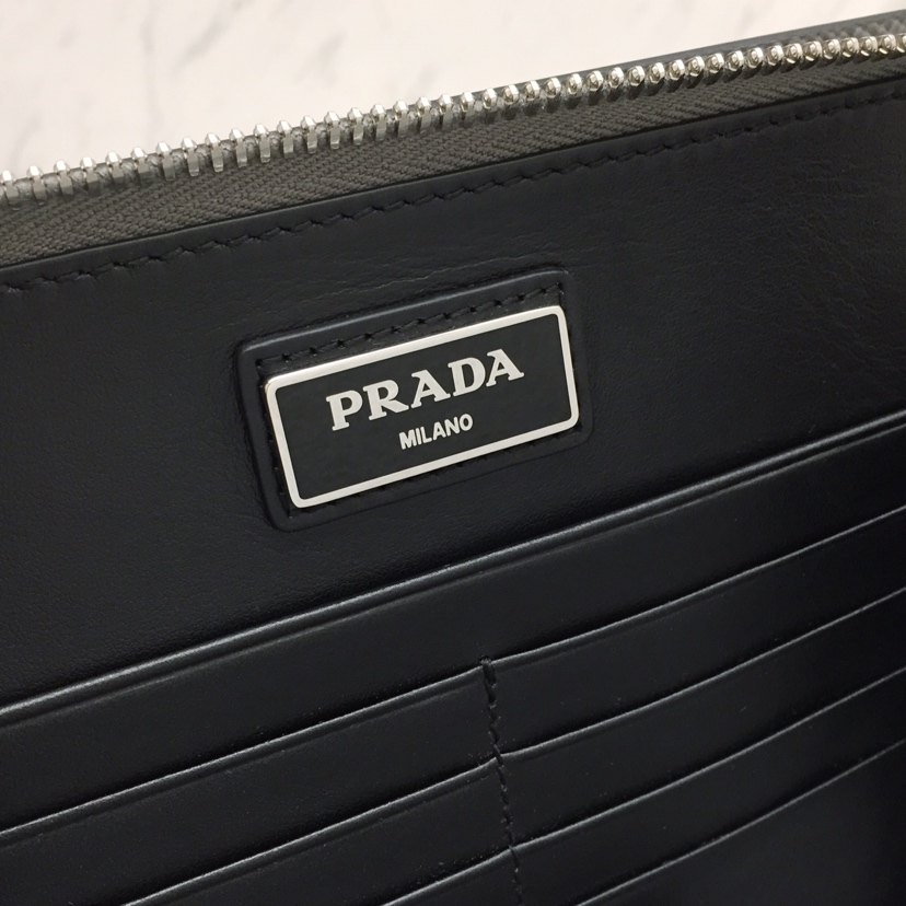 prada-saffiano-new-pouch-grey-gallery-5
