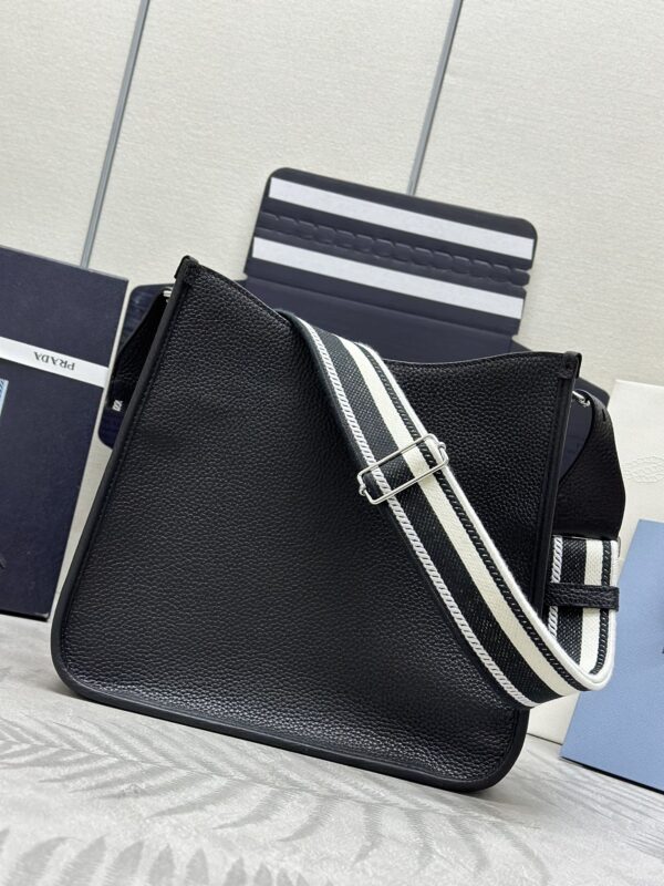 prada-saffiano-tote-black-gallery-5