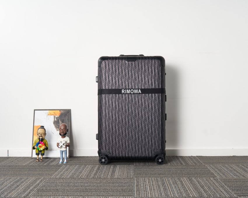 rimowa-dior-suitcase-black-gallery-7