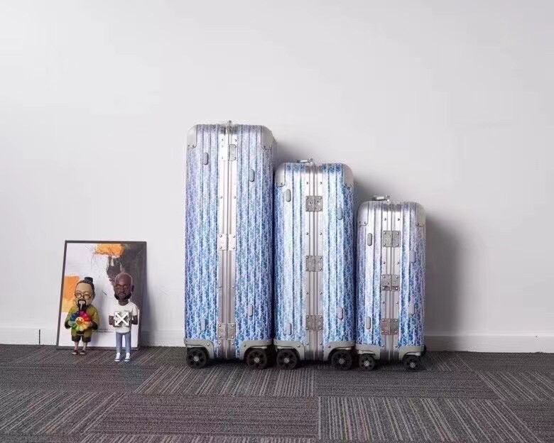 rimowa-dior-suitcase-light-blue-gallery-2