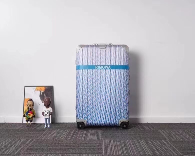 rimowa-dior-suitcase-light-blue-gallery-3