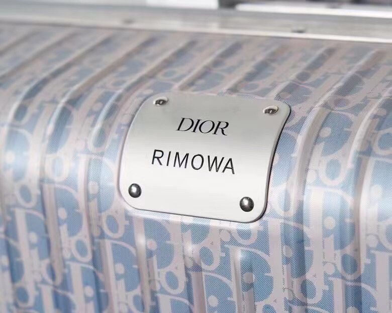 rimowa-dior-suitcase-light-blue-gallery-4