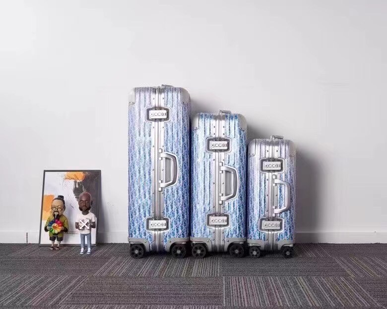 rimowa-dior-suitcase-light-blue-gallery-5