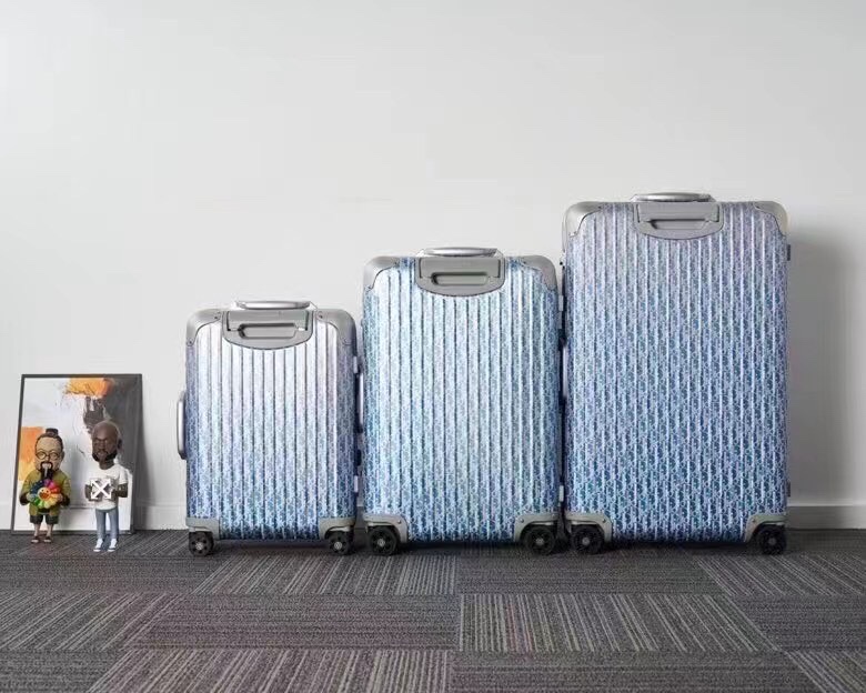 rimowa-dior-suitcase-light-blue-gallery-7